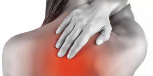 Позвоночник болит посередине спины при нарушении физиологических изгибов чаще всего по утрам, после пробуждения травмы опорного столба